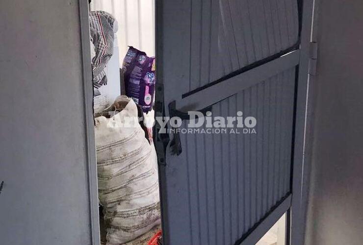 Barreteada. Así dejaron la puerta los ladrones que ingresaron a la casa de la pareja.