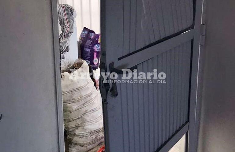 Barreteada. Así dejaron la puerta los ladrones que ingresaron a la casa de la pareja.