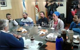 En la muni. El intendente Nizar Esper recibi&oacute; a los artistas locales en su despacho. Foto: Gentileza Nicol&aacute;s Trabaina