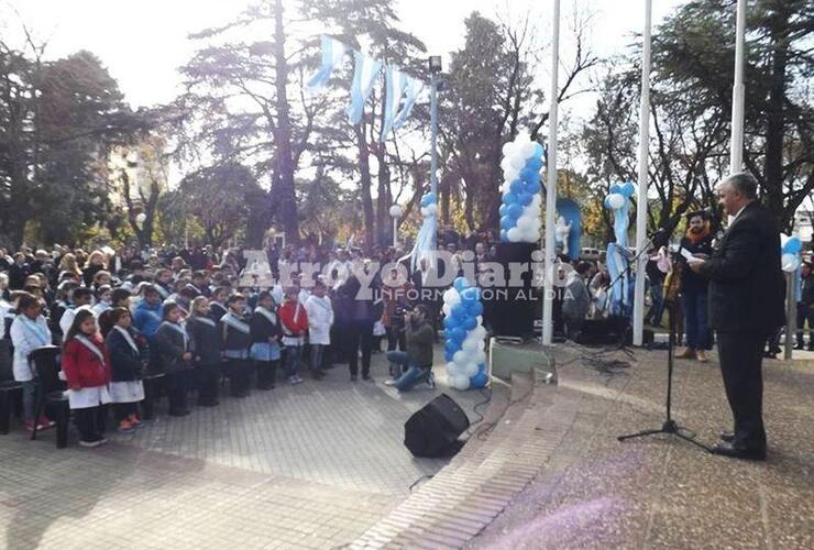 En la plaza. El intendente Nizar Esper tomándole juramento a los chicos de 4to grado durante el acto del año pasado. Foto: Archivo AD