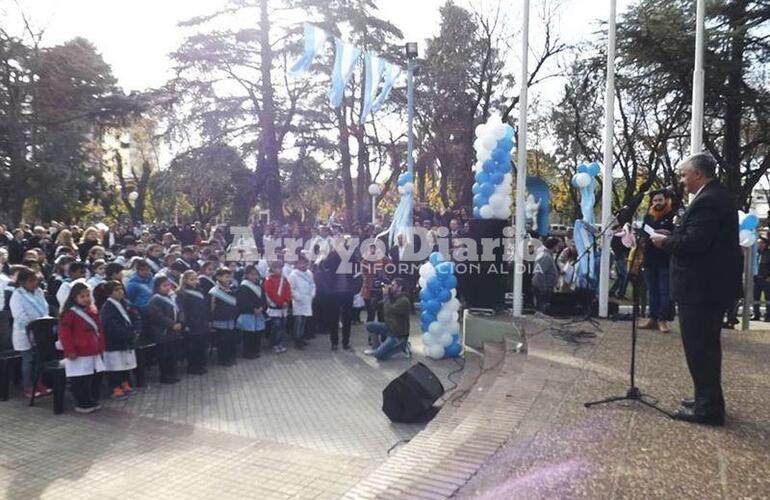 En la plaza. El intendente Nizar Esper tomándole juramento a los chicos de 4to grado durante el acto del año pasado. Foto: Archivo AD