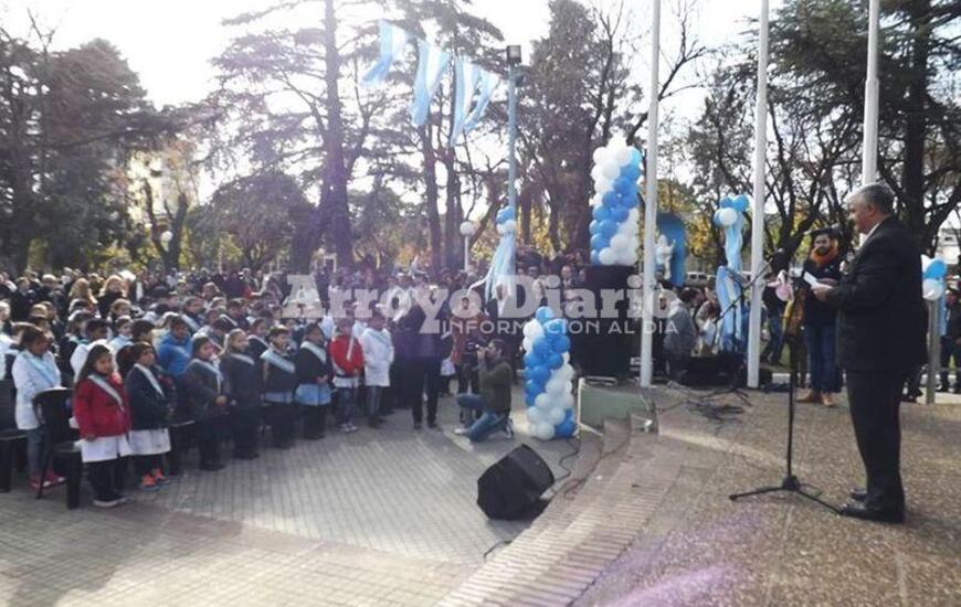 En la plaza. El intendente Nizar Esper tom&aacute;ndole juramento a los chicos de 4to grado durante el acto del a&ntilde;o pasado. Foto: Archivo AD