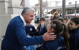 En el mes de la Enseña Patria. El intendente saludó a los chicos y recibió un obsequio por parte de ellos.