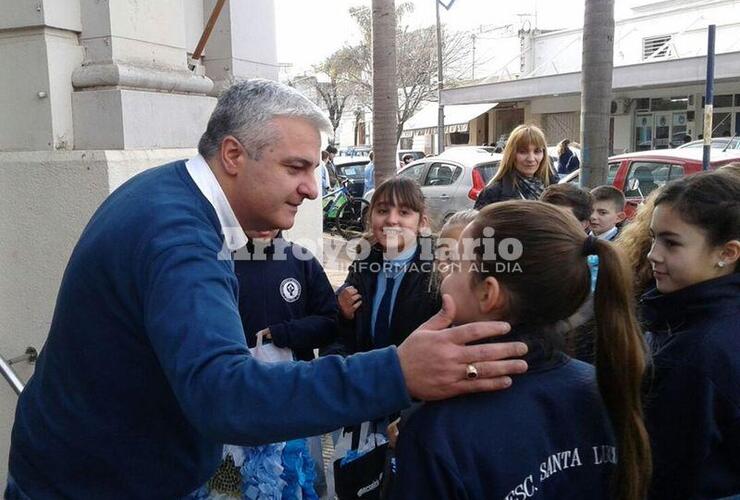 En el mes de la Enseña Patria. El intendente saludó a los chicos y recibió un obsequio por parte de ellos.