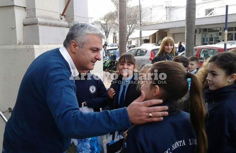 En el mes de la Enseña Patria. El intendente saludó a los chicos y recibió un obsequio por parte de ellos.