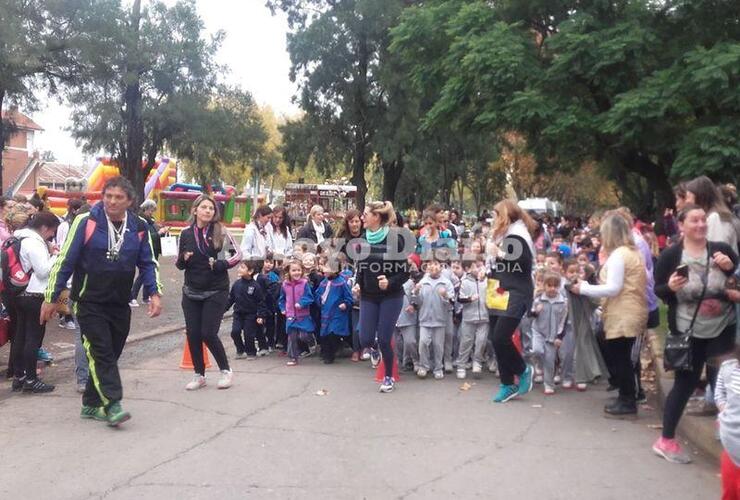 Largada. Así comenzaba la primera maratón con los más chiquitos.