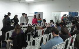 Ejercicio. Los asistentes participando de una de las consignas del Dr. Pezzetta.