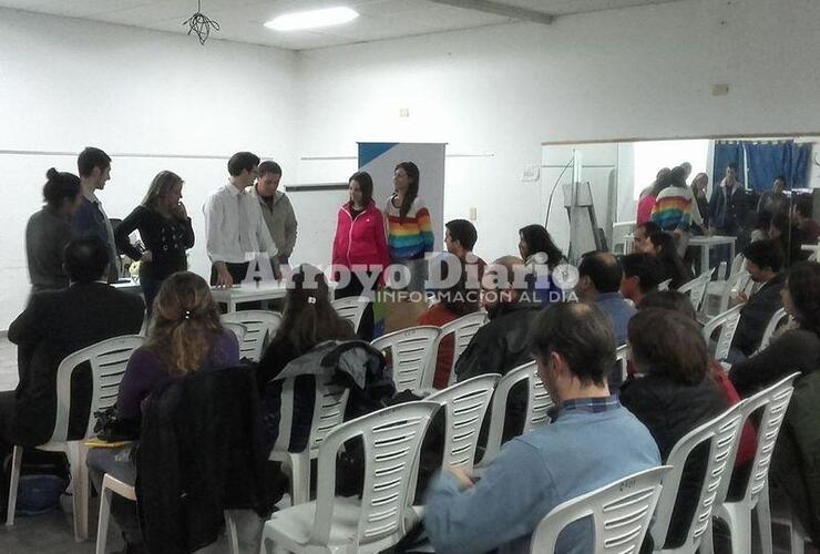 Ejercicio. Los asistentes participando de una de las consignas del Dr. Pezzetta.