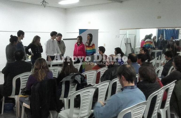 Ejercicio. Los asistentes participando de una de las consignas del Dr. Pezzetta.