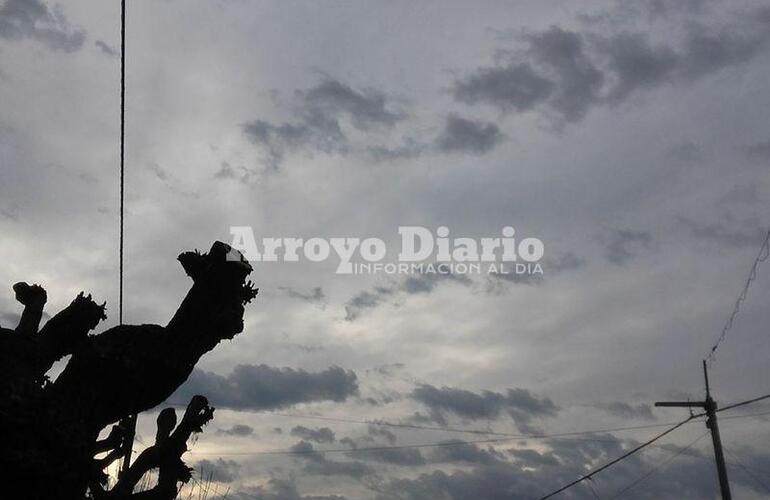 Gris para arrancar la mañana. Así se veía el cielo este viernes.