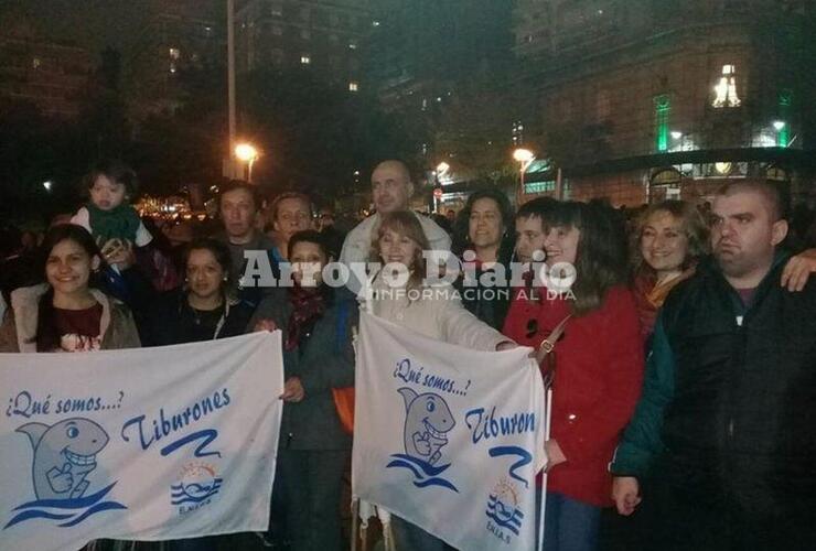 Presentes. Los Tiburones del Paraná también asistieron a la movilización del día de ayer en Rosario.