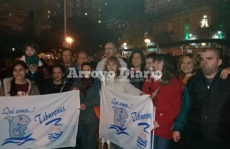 Presentes. Los Tiburones del Paraná también asistieron a la movilización del día de ayer en Rosario.