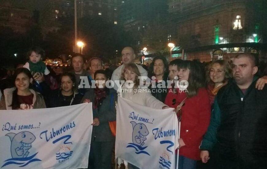 Presentes. Los Tiburones del Paran&aacute; tambi&eacute;n asistieron a la movilizaci&oacute;n del d&iacute;a de ayer en Rosario.