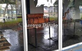 En el quincho. Los autores del robo rompieron tambi&eacute;n un cristal del quincho y sacaron una garrafa.