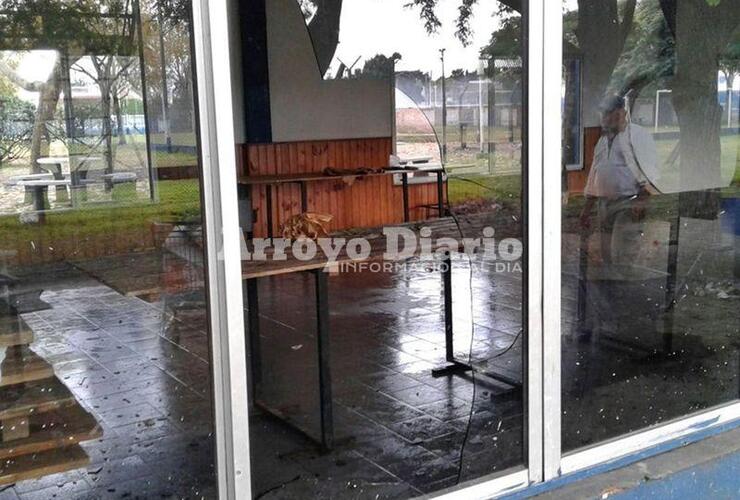 En el quincho. Los autores del robo rompieron también un cristal del quincho y sacaron una garrafa.