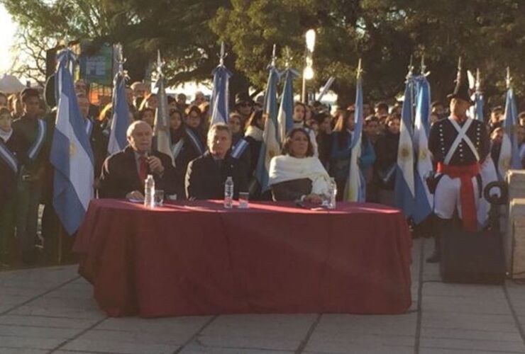 Imagen de Lifschitz: "El desafío es volver a resignificar las fiestas patrias para todos los argentinos"