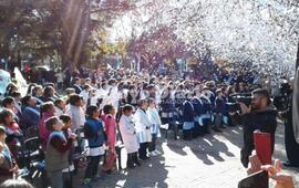 Momento esperado. Esper le tomó lealtad a la bandera a los chicos de 4to grado. Foto: Gentileza Nicolás Trabaina