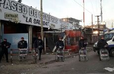 Imagen de Fuerte operativo en La Salada: sacaron puestos con topadoras