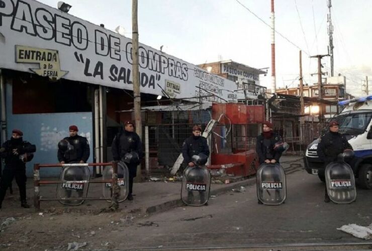 Imagen de Fuerte operativo en La Salada: sacaron puestos con topadoras