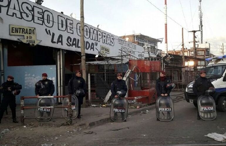 Imagen de Fuerte operativo en La Salada: sacaron puestos con topadoras
