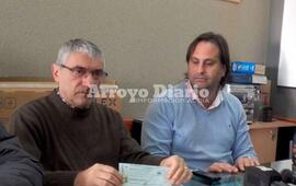En el cuartel. Carlucci con el cheque que les entregó la Comuna de General Lagos