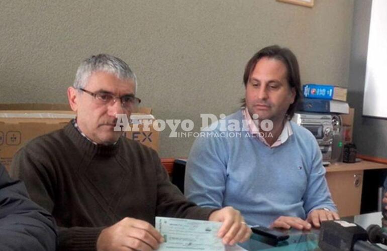 En el cuartel. Carlucci con el cheque que les entreg&oacute; la Comuna de General Lagos