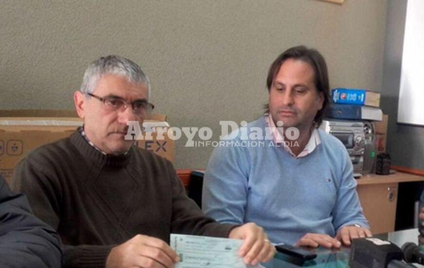 En el cuartel. Carlucci con el cheque que les entreg&oacute; la Comuna de General Lagos