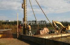 Sobre el trabajo. Se está entablando una contención más reforzada con Pilotes de rieles porque el murallón corría peligro de derrumbe.