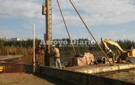 Sobre el trabajo. Se est&aacute; entablando una contenci&oacute;n m&aacute;s reforzada con Pilotes de rieles porque el murall&oacute;n corr&iacute;a peligro de derrumbe.