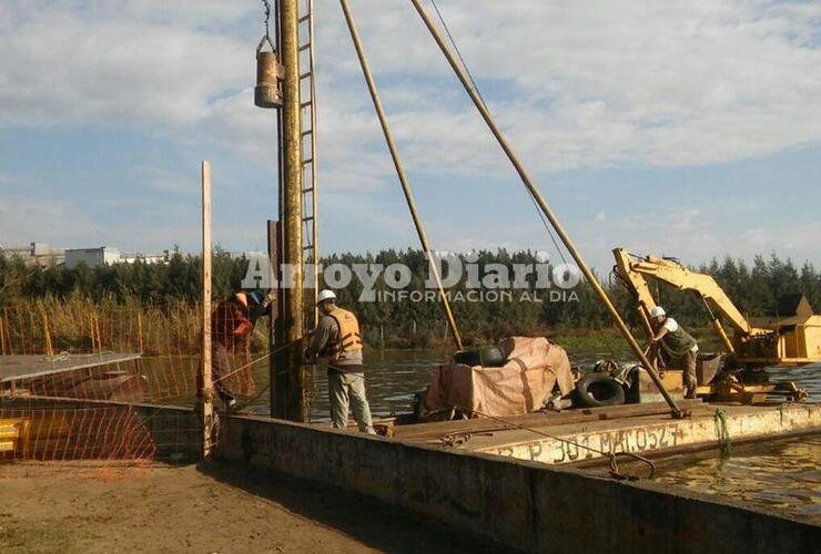 Sobre el trabajo. Se está entablando una contención más reforzada con Pilotes de rieles porque el murallón corría peligro de derrumbe.