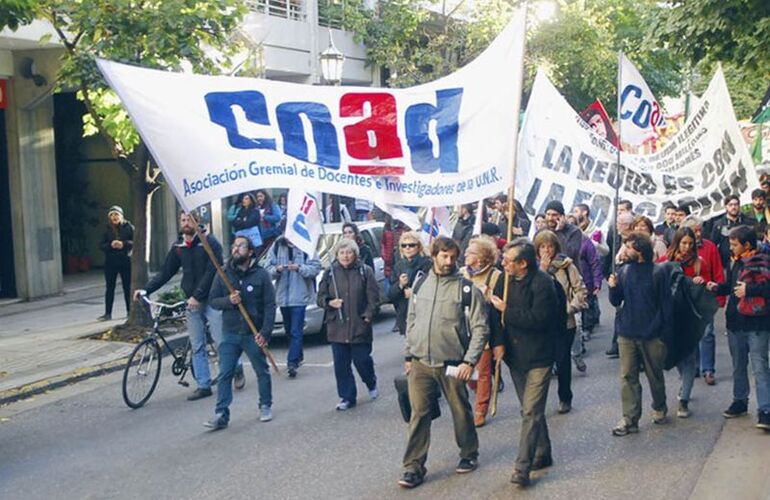 Pelea ratificada. En Rosario votaron 1.733 docentes y 1.317 acompañaron el paro. Foto: Archivo Enrique Galetto. El Ciudadano Pelea ratificada. En Rosario votaron 1.733 docentes y 1.317 acompañaron el paro. Foto: Archivo Enrique Galetto. El Ciudadano