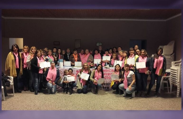 Para la foto. Parte de las asistentes a la capacitación con sus certificados en mano y satisfechas con la jornada. Para la foto. Parte de las asistentes a la capacitación con sus certificados en mano y satisfechas con la jornada.