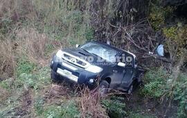 Imagen de Termin&oacute; con su camioneta dentro de la zanja