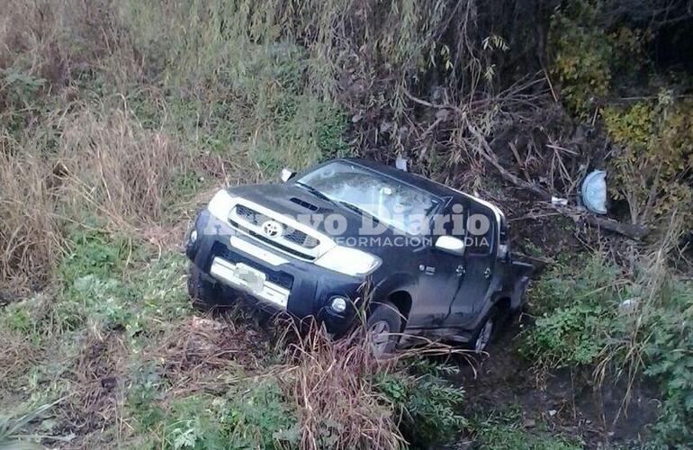Imagen de Termin&oacute; con su camioneta dentro de la zanja