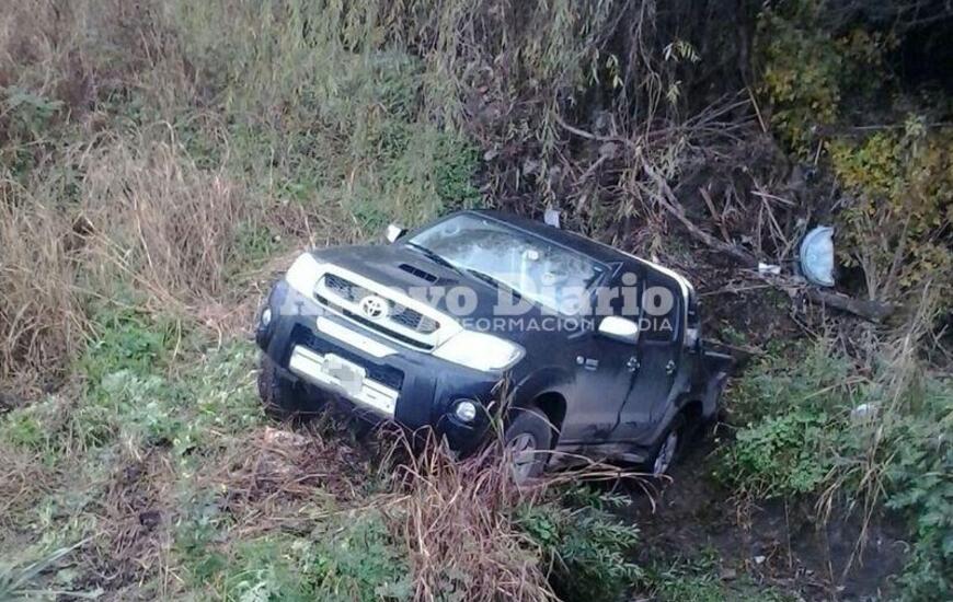 Imagen de Termin&oacute; con su camioneta dentro de la zanja