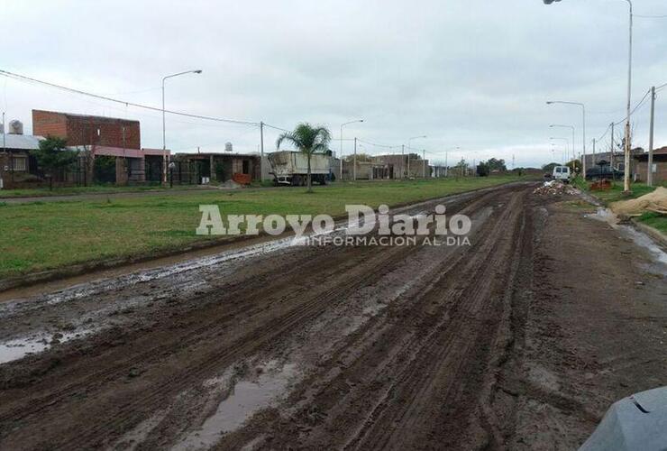 Un barrial. Las calles del Barrio Vientos de Arroyo este miércoles.