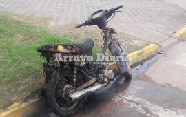 Imagen de Moto siniestrada en la Plaza San Mart&iacute;n