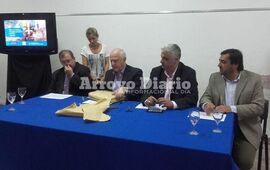 Momento esperado. Cappiello, Lisfchitz, Esper y Leone en la apertura de sobres de la licitación de obras más que esperadas por el Güemes. Foto: Archivo AD