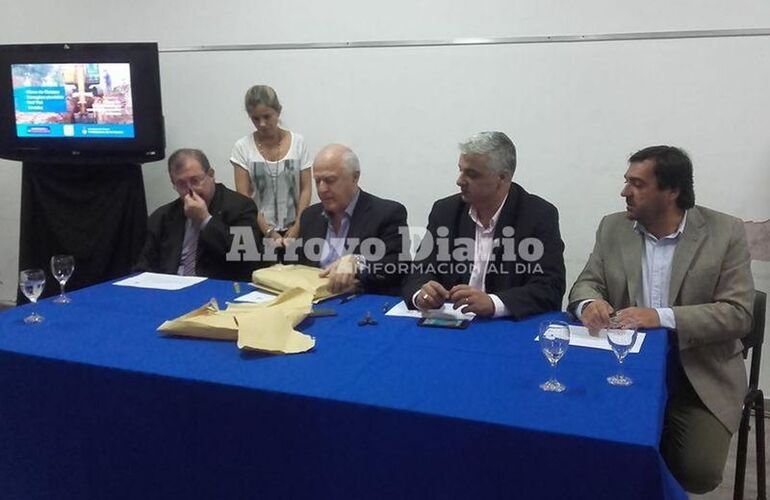 Momento esperado. Cappiello, Lisfchitz, Esper y Leone en la apertura de sobres de la licitación de obras más que esperadas por el Güemes. Foto: Archivo AD