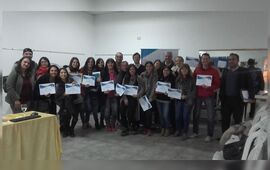 Foto final. Algunos de los asistentes al curso posando para la foto tras recibir sus certificados.