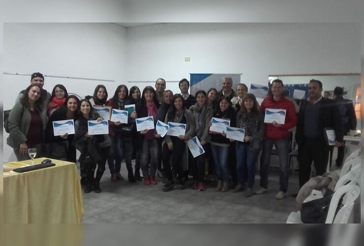 Foto final. Algunos de los asistentes al curso posando para la foto tras recibir sus certificados.