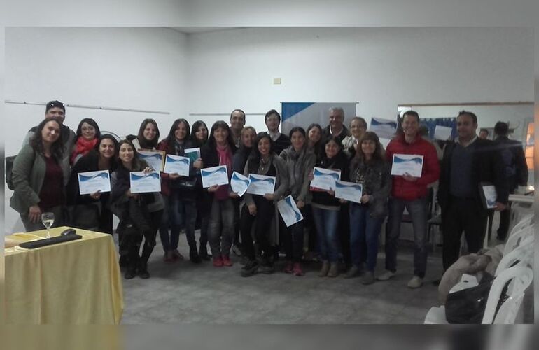 Foto final. Algunos de los asistentes al curso posando para la foto tras recibir sus certificados.