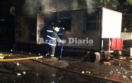 En plena tarea. Los bomberos sofocando el fuego esta madrugada.
