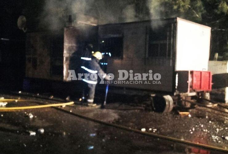 En plena tarea. Los bomberos sofocando el fuego esta madrugada.