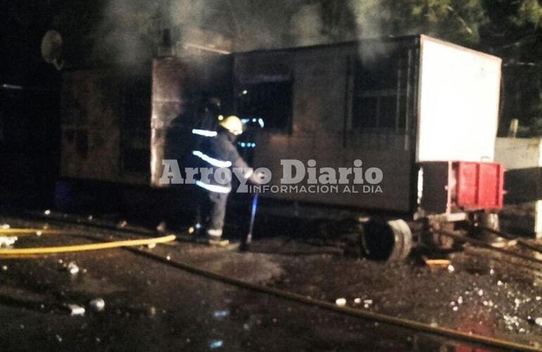 En plena tarea. Los bomberos sofocando el fuego esta madrugada.