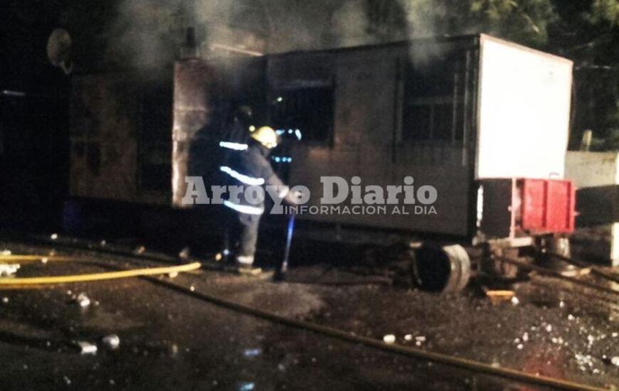 En plena tarea. Los bomberos sofocando el fuego esta madrugada.