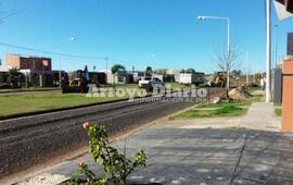 A pleno. Los municipales trabajando en el barrios Vientos de Arroyo.