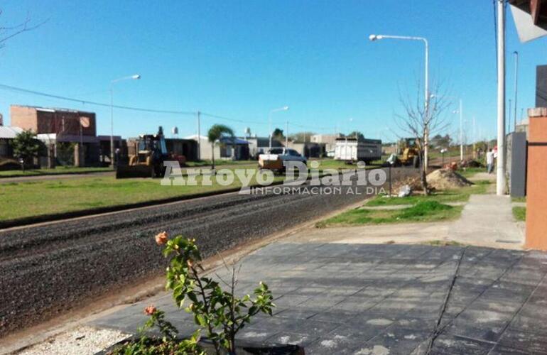 A pleno. Los municipales trabajando en el barrios Vientos de Arroyo.