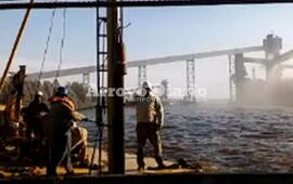 En el lugar. Los empleados de la firma Power Litoral SRL trabajando esta ma&ntilde;ana en el puerto.