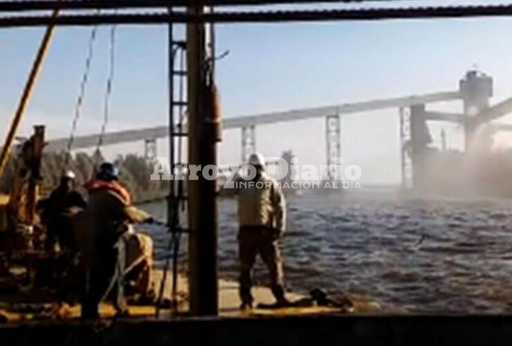 En el lugar. Los empleados de la firma Power Litoral SRL trabajando esta mañana en el puerto.